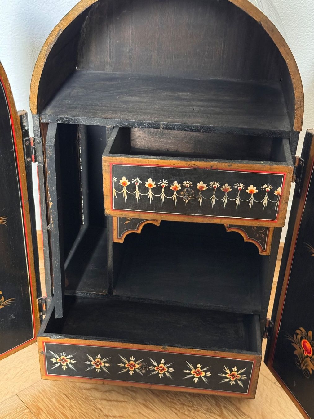 Tutte le decorazioni: Indischer ehem. Hausschrein – Usato da Sierre venduto da sevenworlds 4