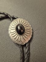 26) Bolo-Tie Westernkrawatte Onyx-Optik Silber