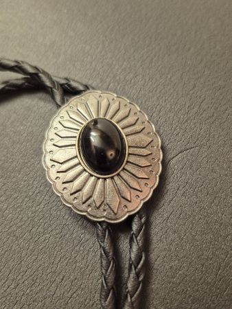 26) Bolo-Tie Westernkrawatte Onyx-Optik Silber