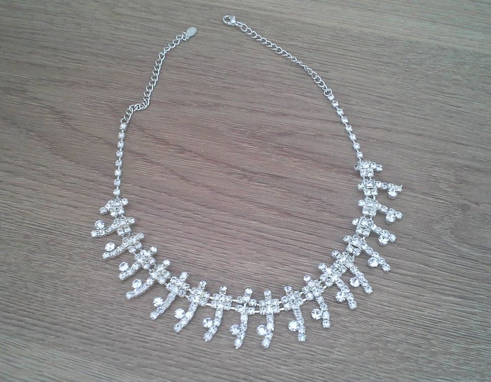 Collier Pendentif Feuille - Fausses Pierres Blanches - Chaîne Acier Inoxydable - Neuf Avec étiquettes