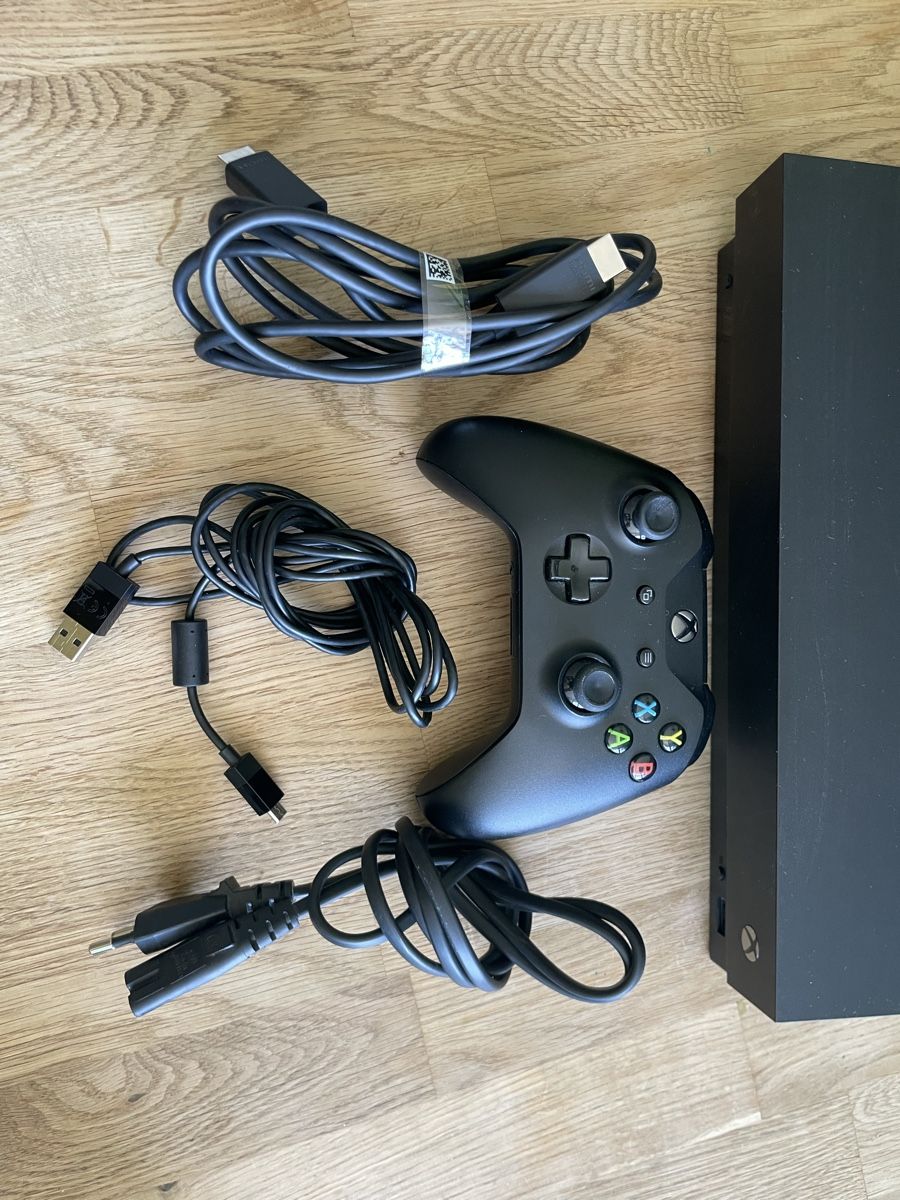 Microsoft Console: Xbox One X / 1 Controller / 8 Games – Usato da Wetzikon ZH venduto da phoeff 1
