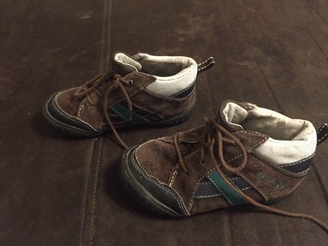 Schuhe für Jungen: Herzige Halb Schuhe Grösse 25 – Gebraucht aus Emmen von Aribini 1