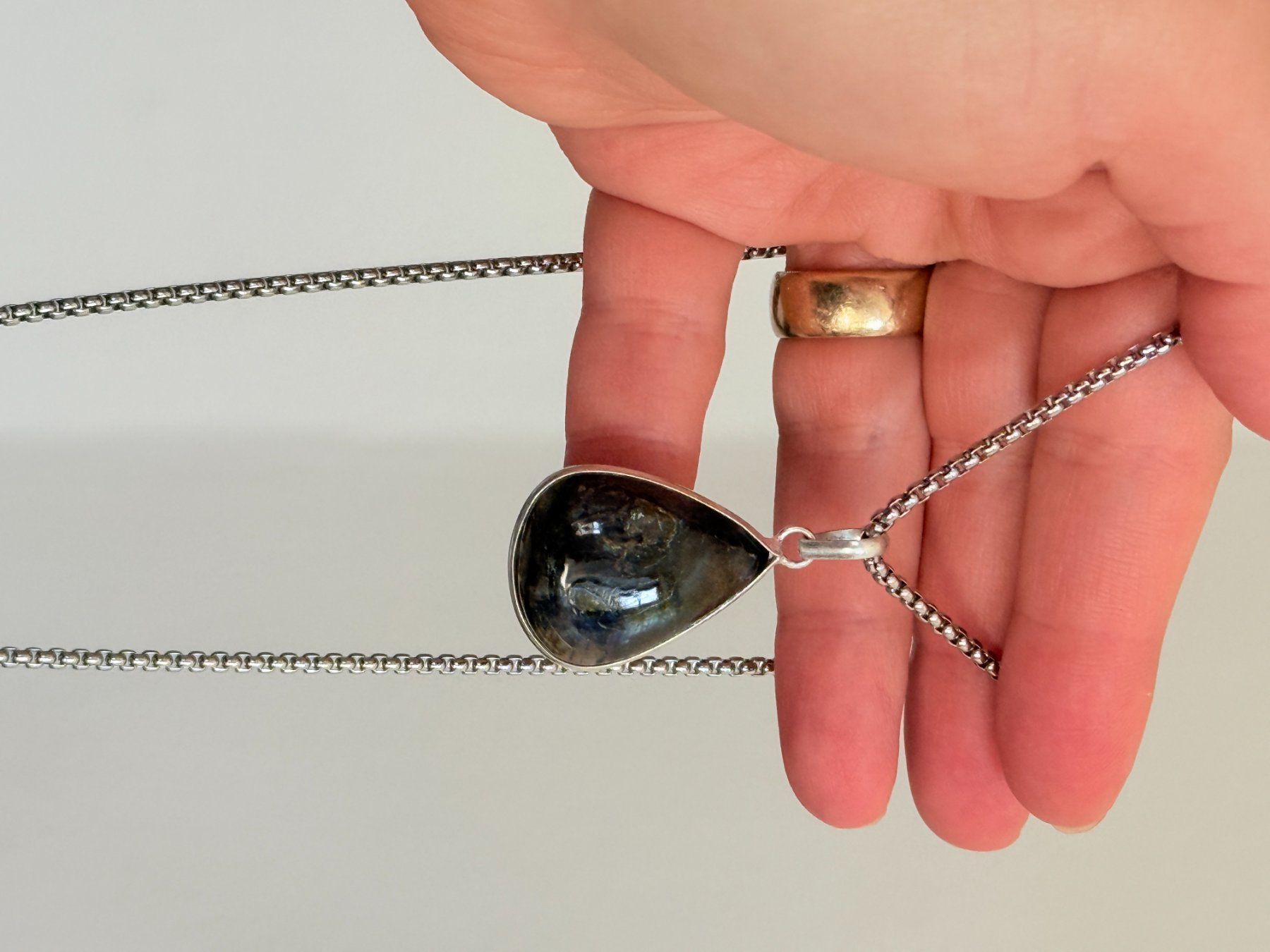 Colliers: Collier pendentif labradorite – Neuf avec emballage d'origine à Genève par AGBERG 4