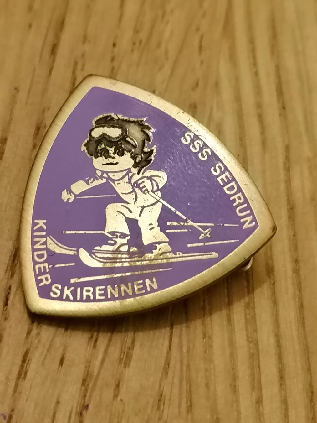 Placchette & Badge: Pin - Kinder Skirennen SSS Sedrun – Usato da Basel venduto da vintagecollector