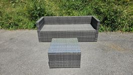 Gartenlounge aus Polyrattan mit Glastisch – gepflegter
