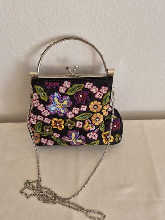 Elegante schwarze Abendtasche mit Blumen, Perlen & Strass