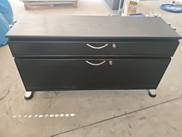 Schwarzes Schubladenmöbel/ mit Schlüsseln