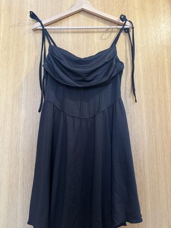 Schwarzes Kleid