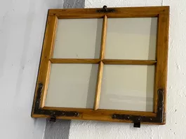 Schöner alter Fensterflügel restauriert