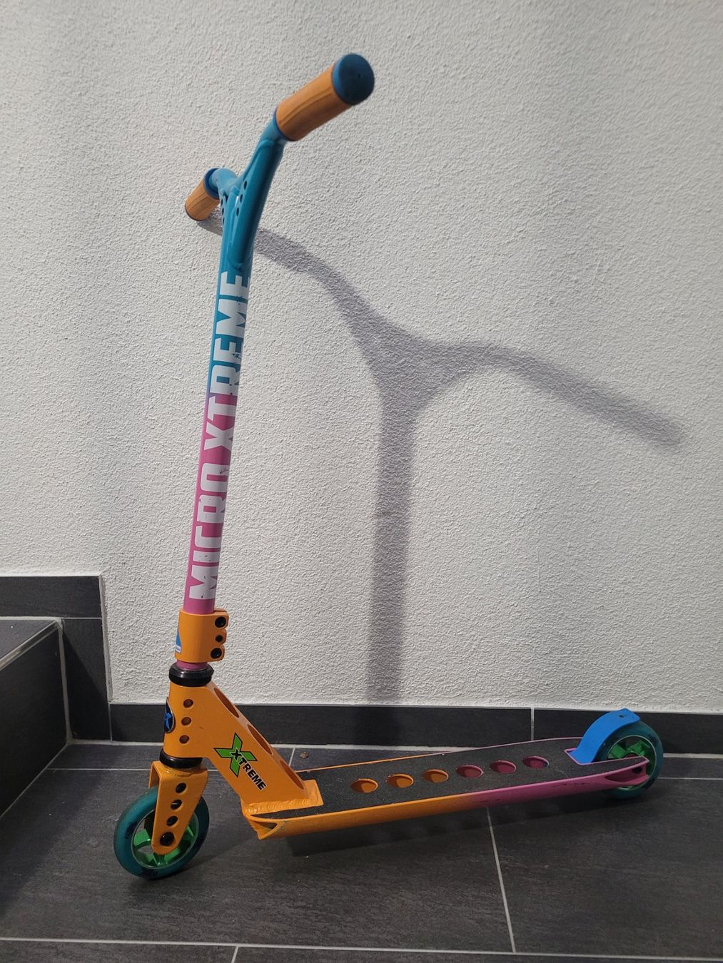 Micro Kickboard: Micro Scooter Trixx Regenbogen – Usato da Endingen venduto da Mobbele