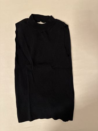 Schickes, ärmelloses, schwarzes Oberteil mit Rollkragen.