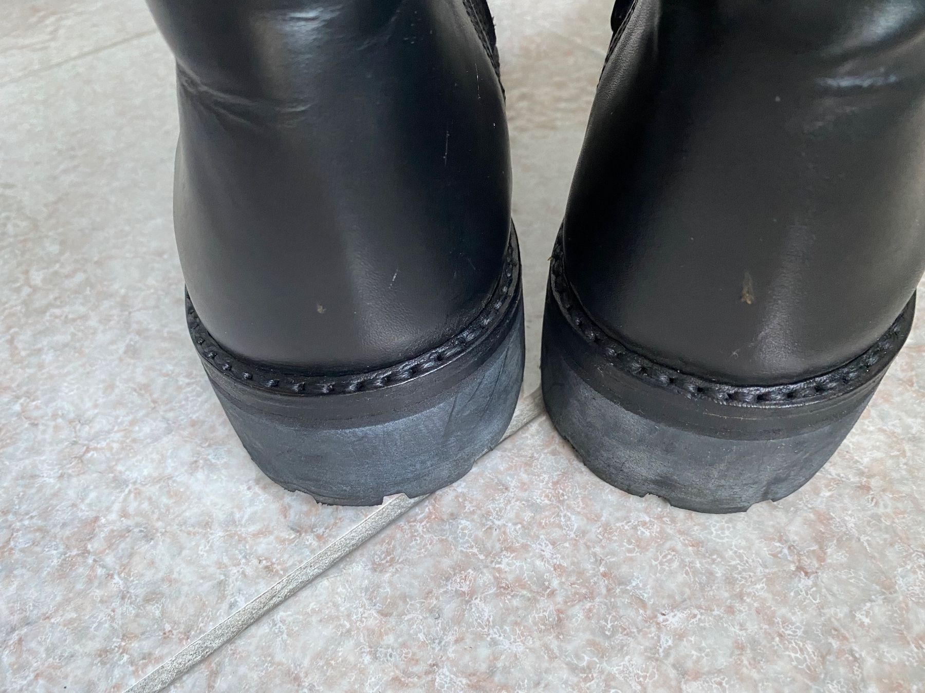 Scarpe da uomo: Neuwertige Leder-/Bikerstiefel Gr. 44 – Nuovo (secondo la descrizione) da Besazio venduto da lionheart63 8