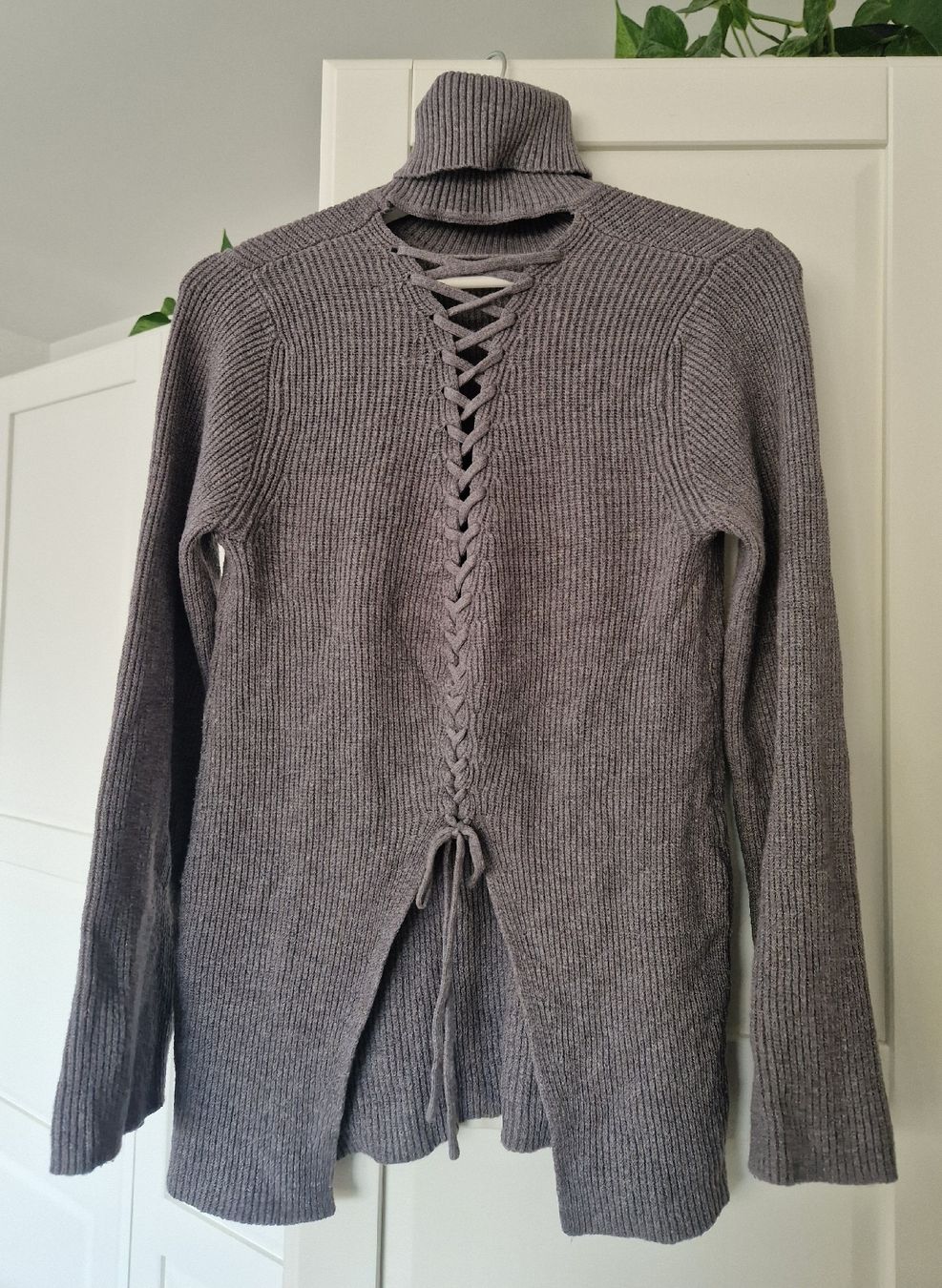 Maglioni & Felpe: Rollkragenpullover mit Rückenausschnitt, Fashionnova, Gr. S – Usato da Fislisbach venduto da mgr_yy8b 1