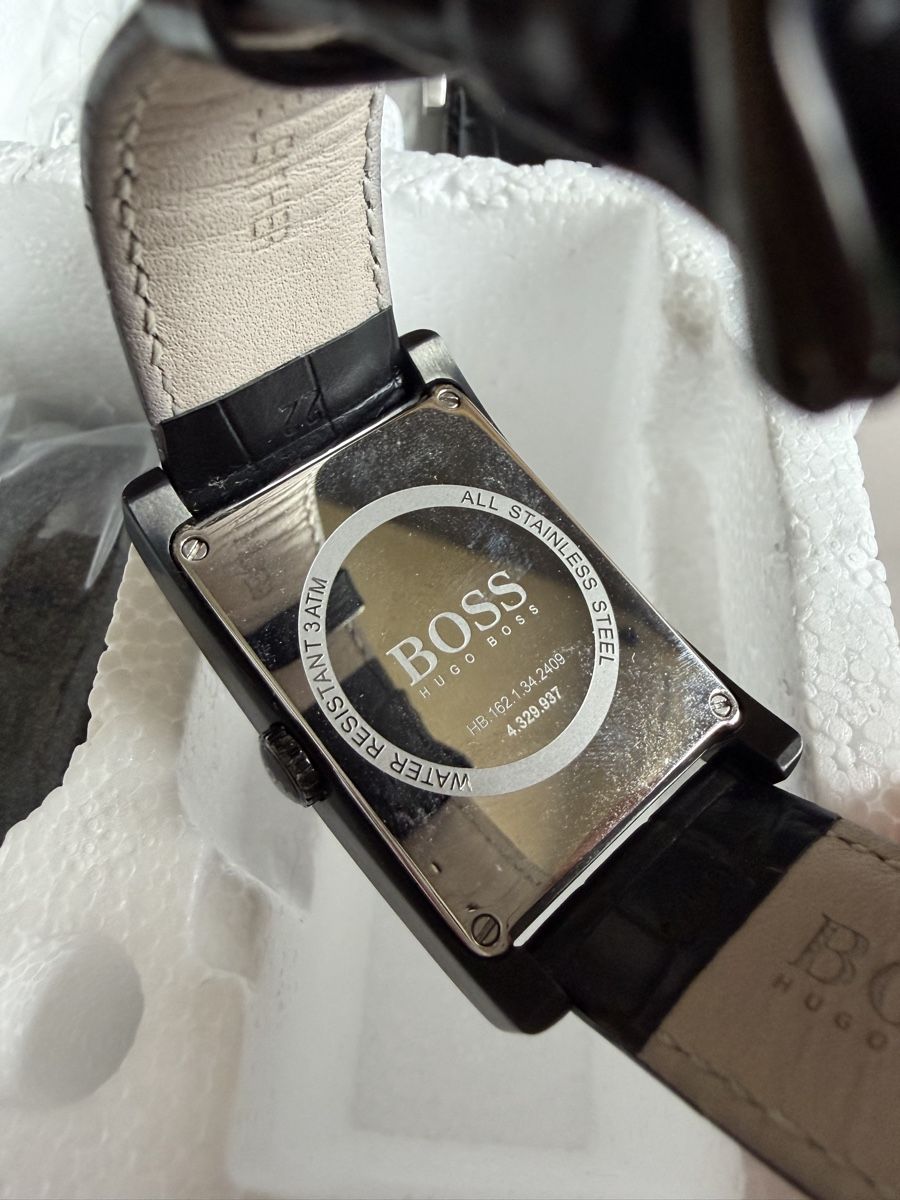 Hugo Boss Orologi: Hugo Boss Men's Watch - Rectangular, Black Leather Strap – Usato da Marin-Epagnier venduto da Bill_Watch 1