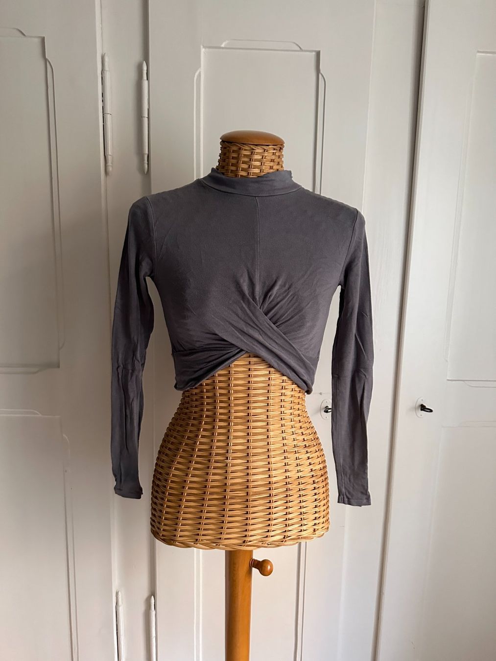 Topshop T-shirts: TOPSHOP - cropped Langarmshirt grau 34 – D'occasion à Zürich par Diazaio
