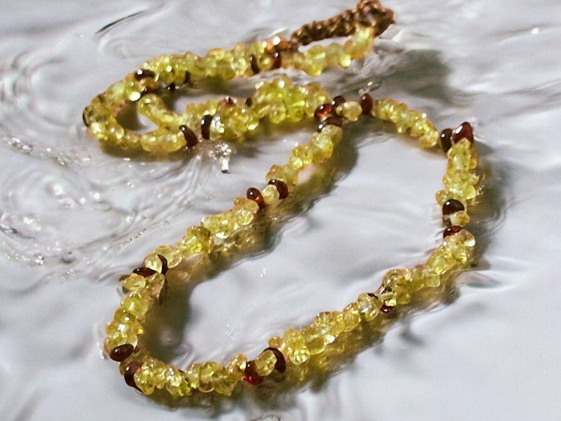 Catenine: Splitterkette handgeknöpft, Peridot & Granat – Nuovo e nell'imballaggio originale da Aarau venduto da Schmuckhoehle_MD 1