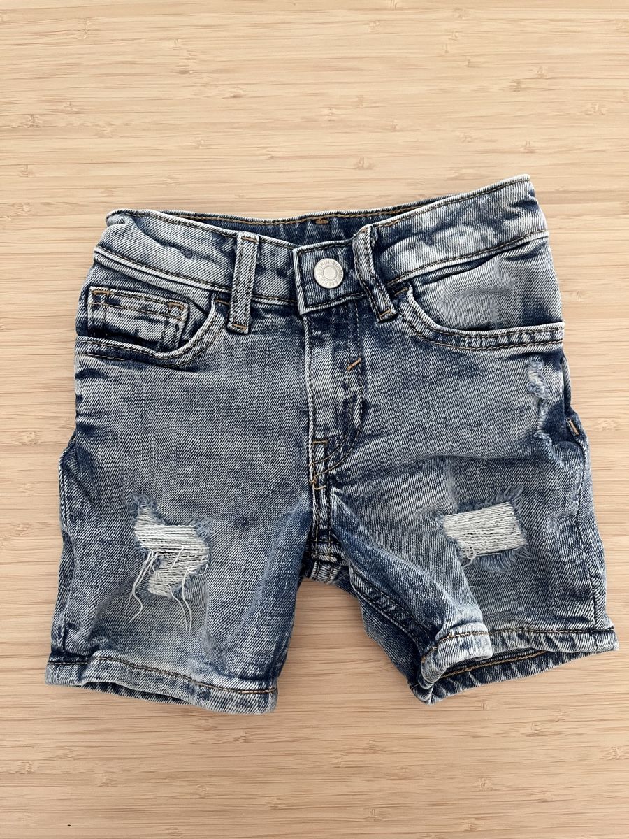 H&M Pantaloni: Short en jeans H&M taille 92cm – Nuovo (secondo la descrizione) da Cossonay-Ville venduto da Venusa09