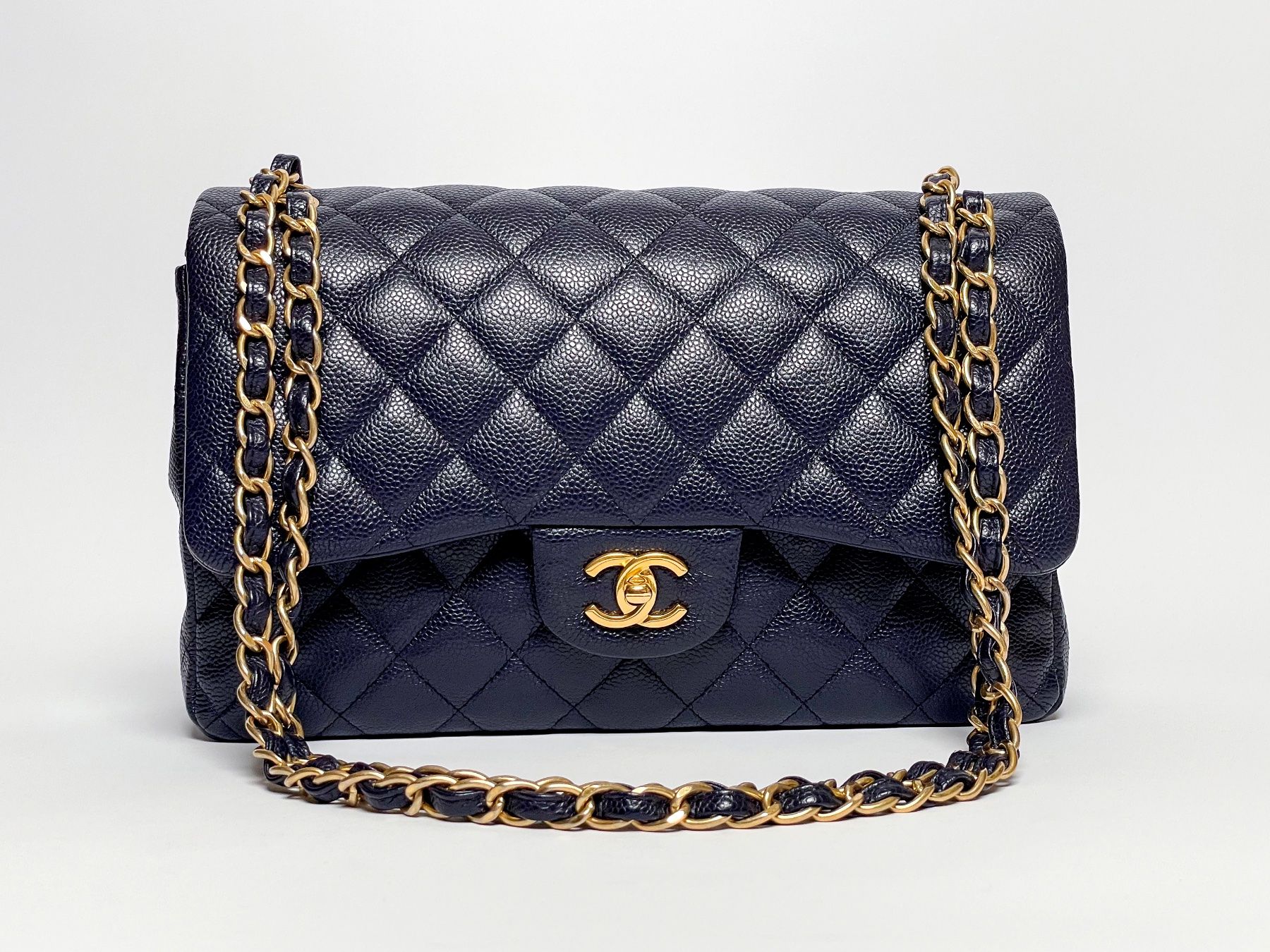Chanel Taschen für Damen: CHANEL Navy Blue Quilted Caviar Medium Classic Double Flap – Gebraucht aus Basel von cocochanel67 2
