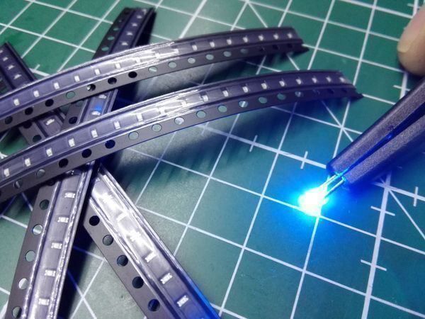 Componenti elettronici: LED SMD 0603, blau 50Stk – Nuovo (secondo la descrizione) da Luzern venduto da Salefactory