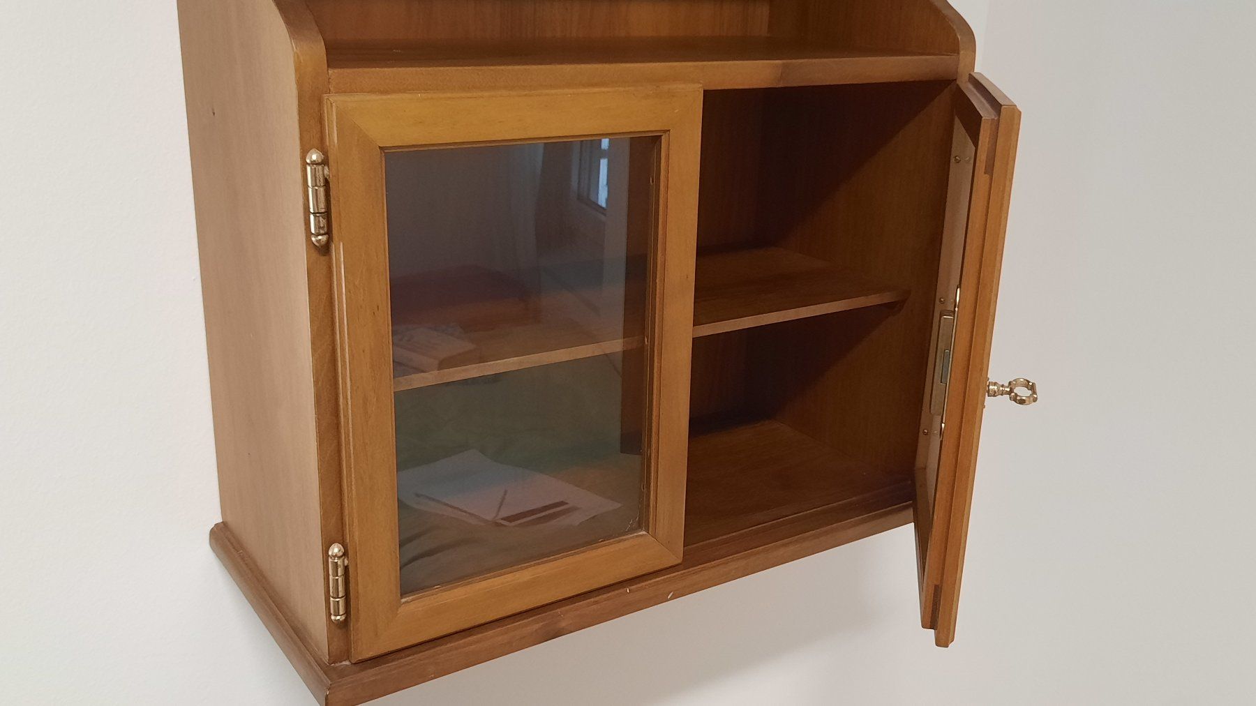 Vetrine: Wandvitrine aus Holz, Einzelanfertigung – Usato da Münsingen venduto da helenlanzrein 2