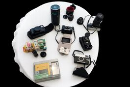 Antike Fotoapparate mit Zubehör und Filmen für Sammler