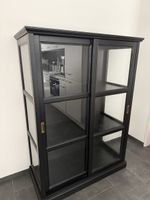 Schwarze Glasvitrine