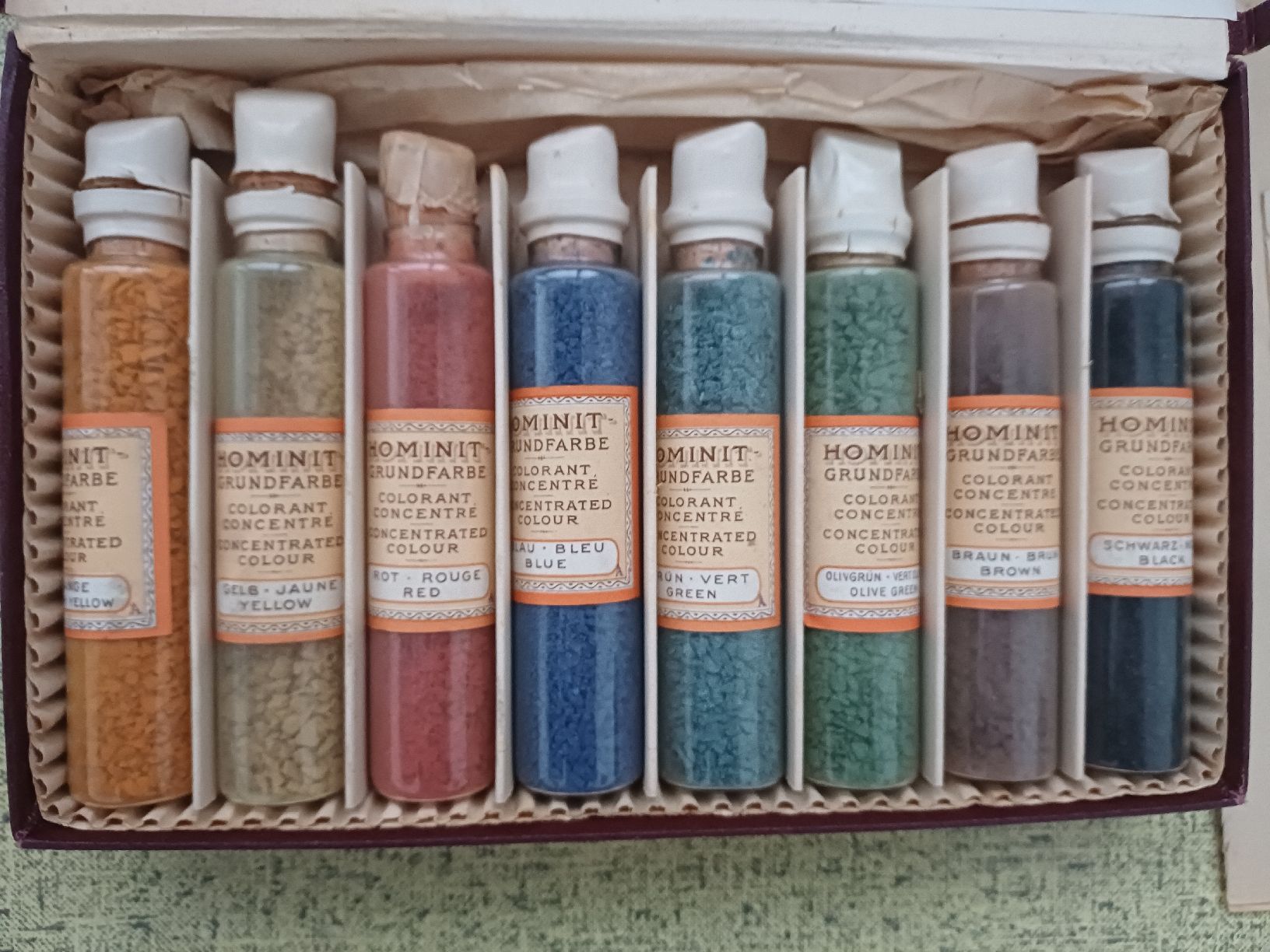 Colori: Hominit-Grundfarben antik – Usato da Ebersecken venduto da Napf08 3