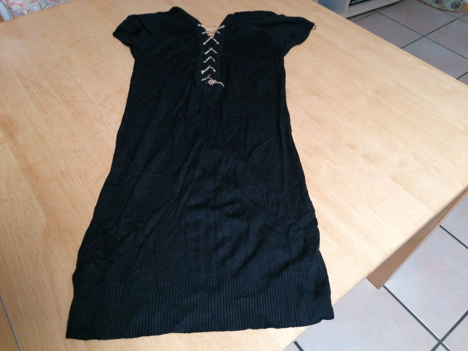 Kleider: Robe noire élégante avec laçage doré, occasion – Gebraucht aus Vicques von Dauphine 1