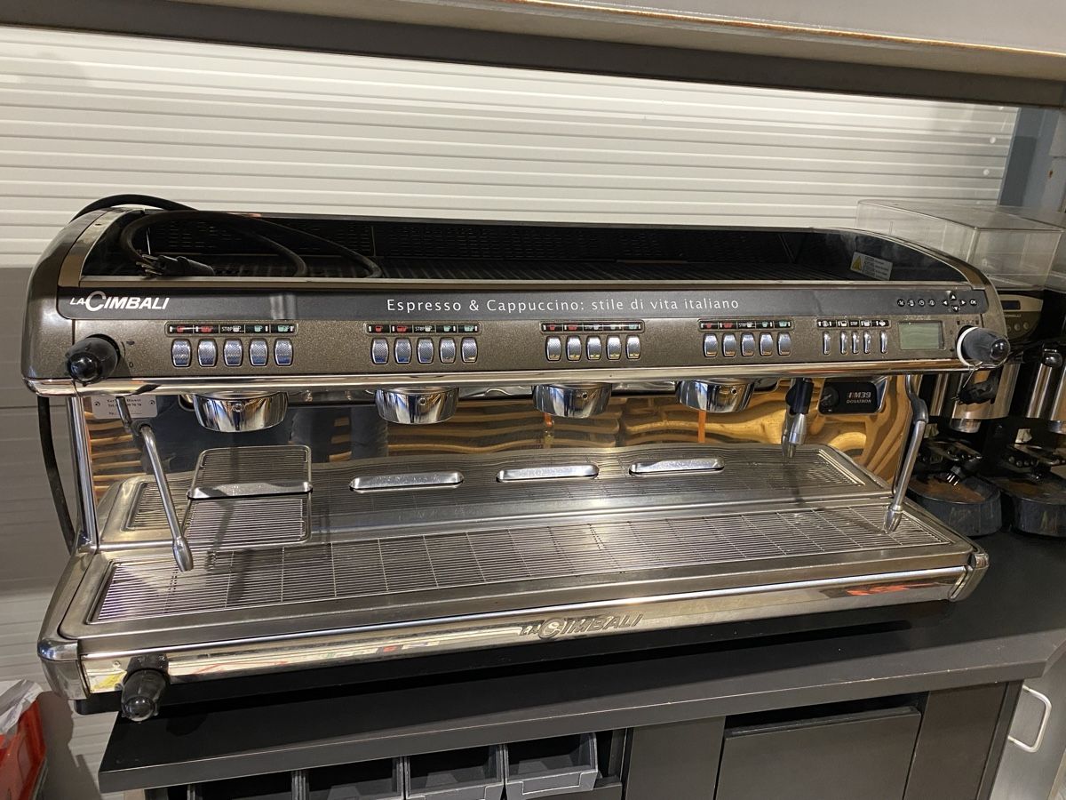 Cimbali Machines à café & Machines à expresso: La Cimbali Espressomaschine & 2x Mühlen Simonelli – D'occasion à Brunnenthal par NTGMBH