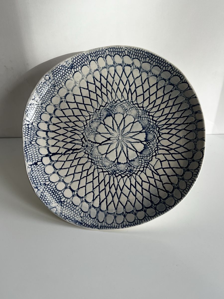 Piatti di portata: Large Ceramic Pedestal Cake Stand with Blue Lac – Usato da Oberägeri venduto da Theonose74 1