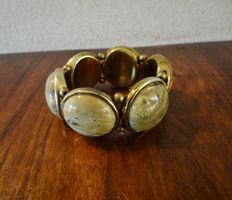 Schönes Vintage Armband mit Steinen.