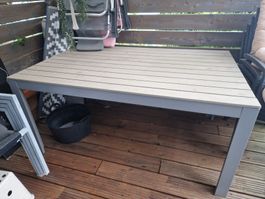 Gartetisch Ikea mit Stühlen und Kissen
