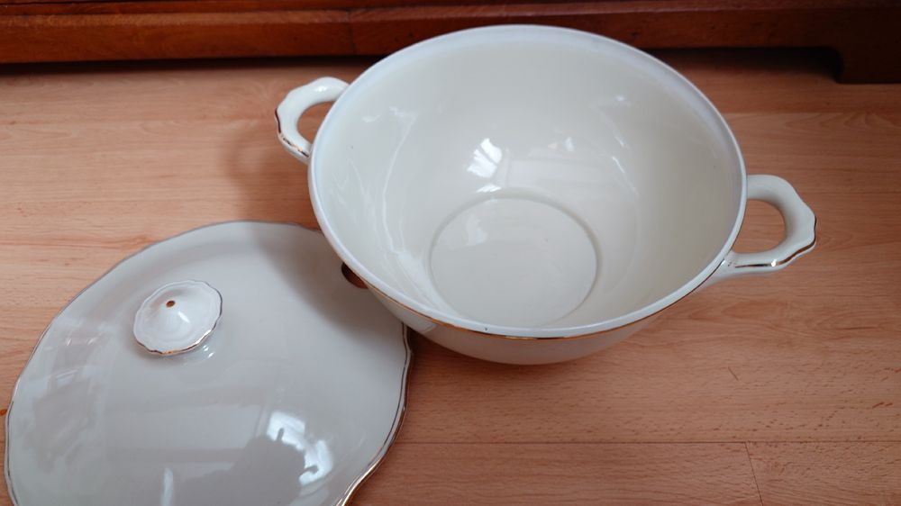 Coupes: Elegante Suppenterrine, Porzellan mit Goldrand, Vintage – D'occasion à Walterswil SO par Daniela.K 2