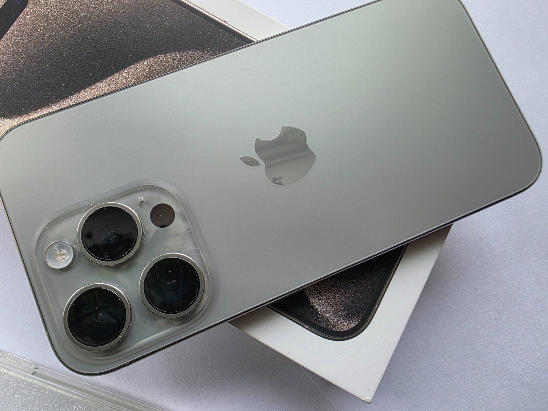 Apple Telefoni cellulari / Smartphones: iPhone 15Pro Grau 128GB mit hülle – Usato da Einsiedeln venduto da Acodi3004