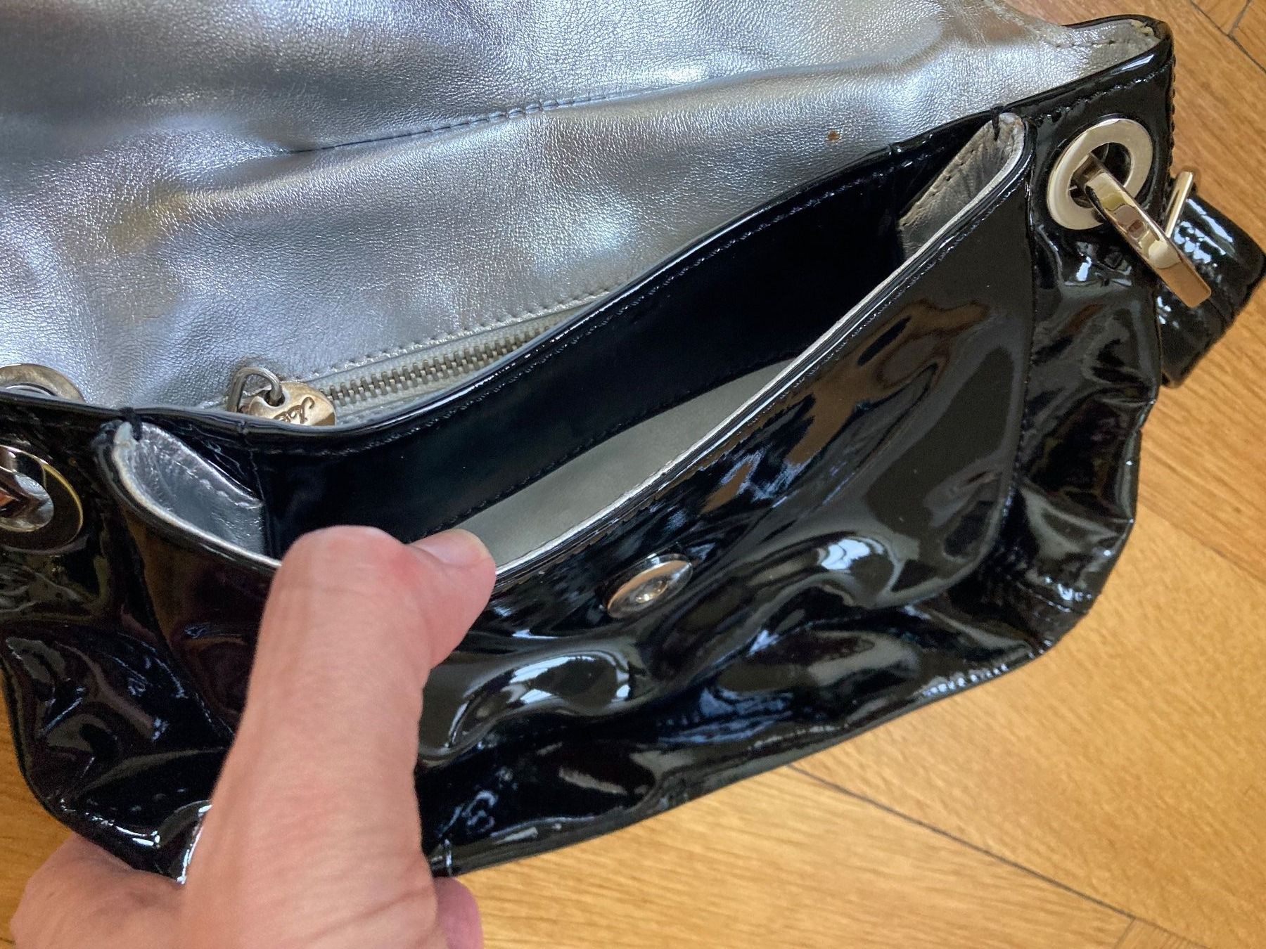 Borse da donna: ROGER VIVIER BLACK SMALL PATENT LEATHER SHOULDER BAG – Nuovo (secondo la descrizione) da Zürich venduto da elegantissima 7