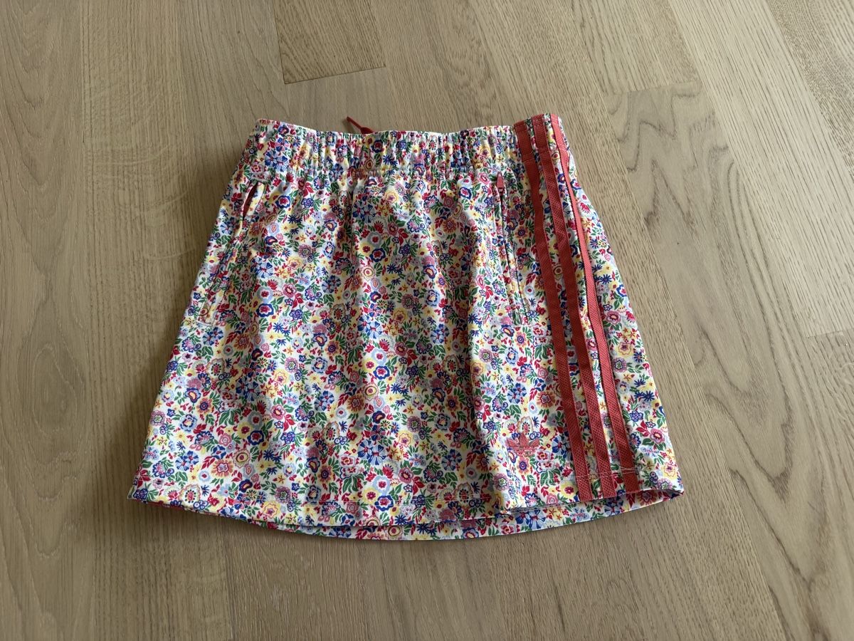Kleider & Röcke: Adidas Mini Rock Blumenmuster bunt elastischer Bund – Neu (gemäss Beschreibung) aus Zürich von SoGa73 1