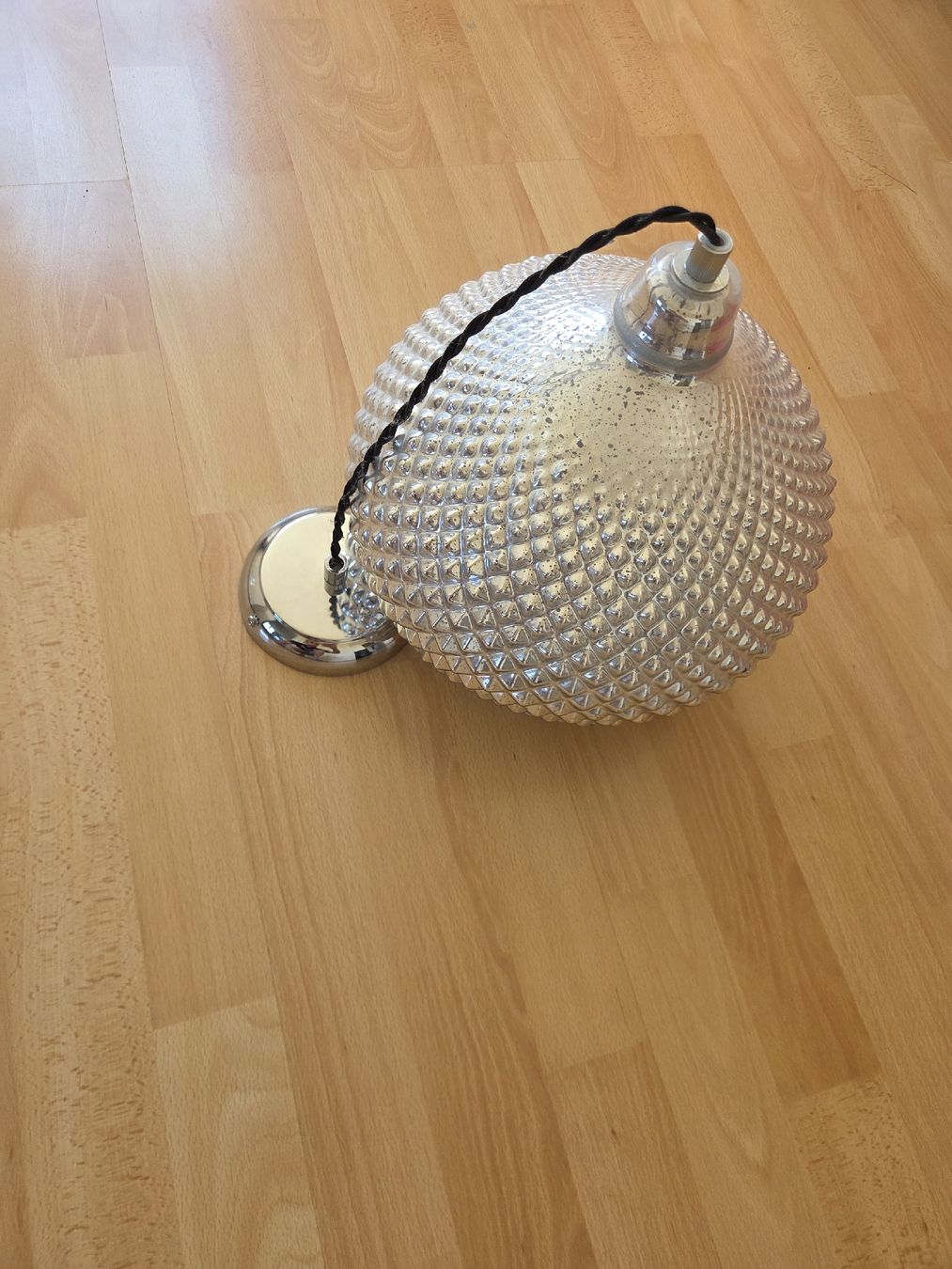 Lampade: Stilvolle Silber-Glas-Hängelampe - Moderner Look! – Usato da Egnach venduto da TTLL 2