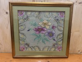 Gesticktes Blumenbild im goldenen Rahmen, Vintage Stil