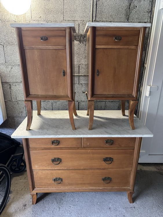 Commode et tables de nuit en bois massif et marbre blanc (Gebraucht) in ...