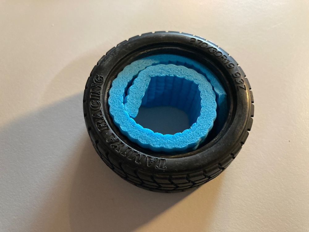 RC Kits de montage: Reifeneinlagen für 1 :10 RC-Modelle Touring-Fahrzeuge (26mm) – D'occasion à Buttisholz par BANDIT-GARAGE-77 5