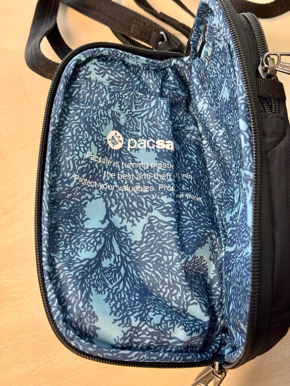 Pacsafe Borse: Pacsafe kleine Umhängetasche – Usato da Arlesheim venduto da auktio999 3