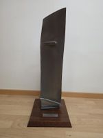 Turbinenblatt SR Technics auf Holzsockel mit Gravur