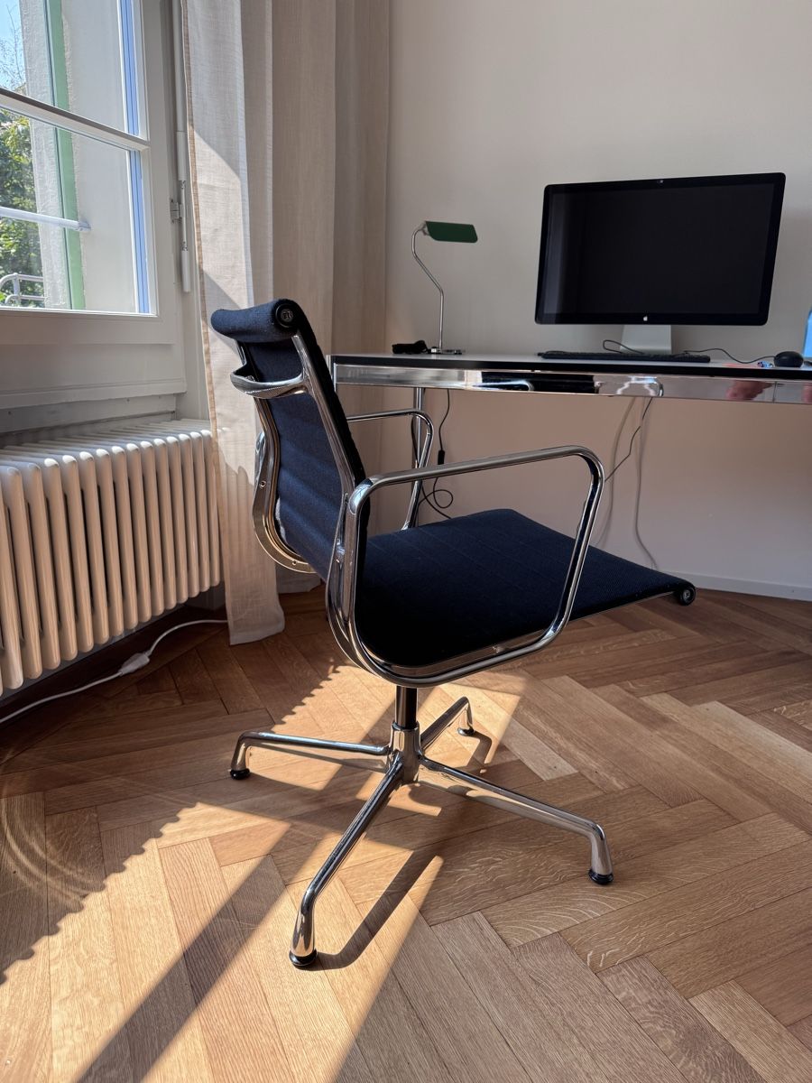 Vitra Sessel: Vitra Eames Alu Chair EA107 Hopsak nero – Gebraucht aus Bern von saduisel 4