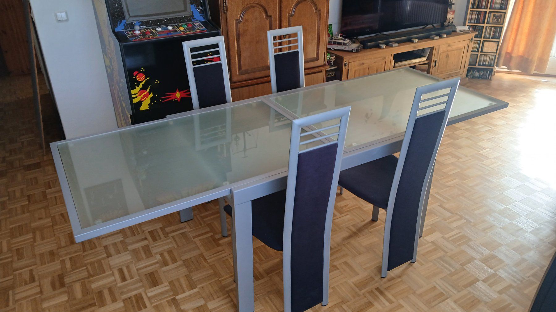Tables: Table extensible en acier et verre , avec 4 chaises – D'occasion à Yverdon-les-Bains par Retro-Tech 3