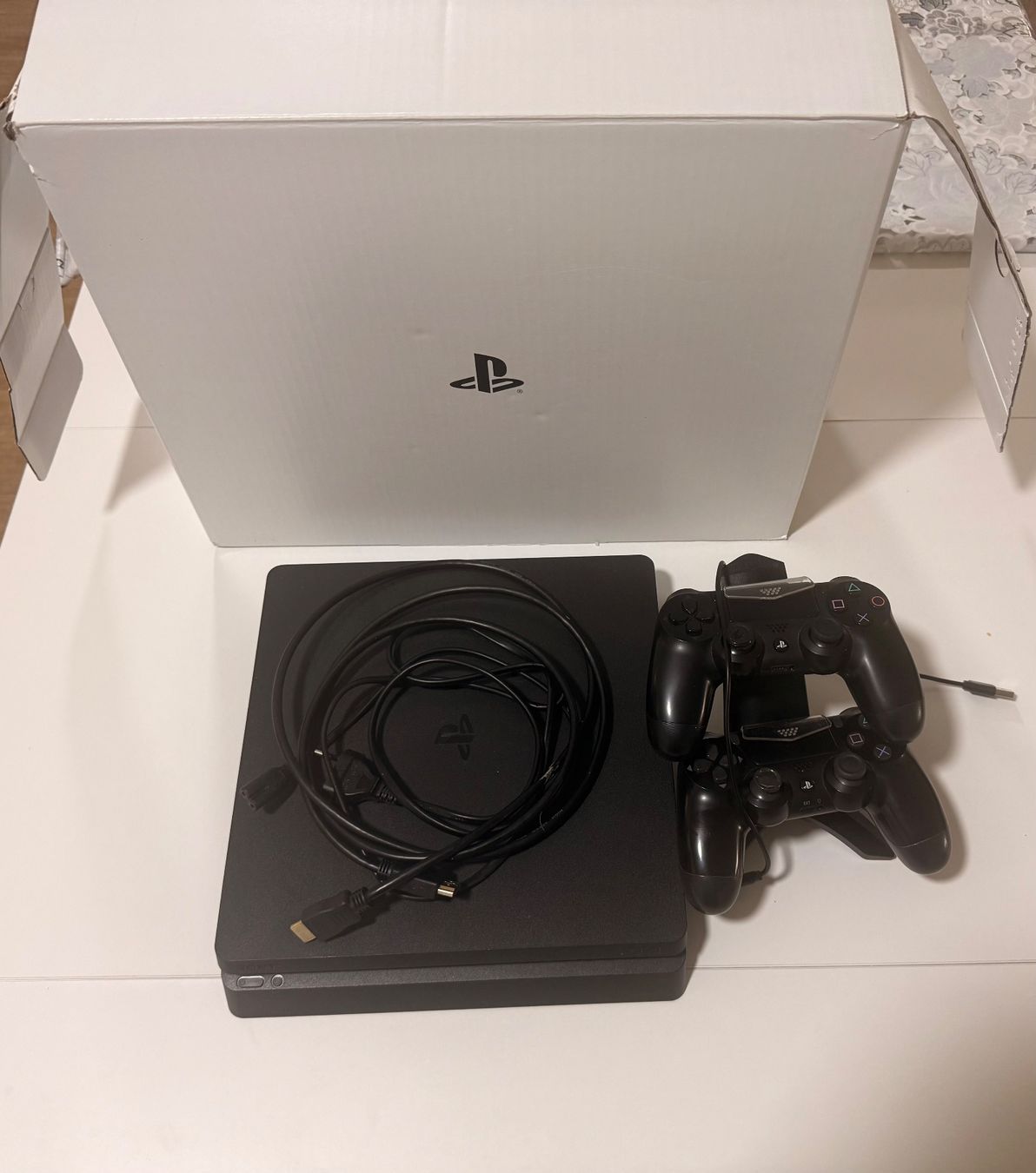 Sony Console: Ps4 mit Laderegler + 2 Joypad – Usato da Möhlin venduto da PcPlus