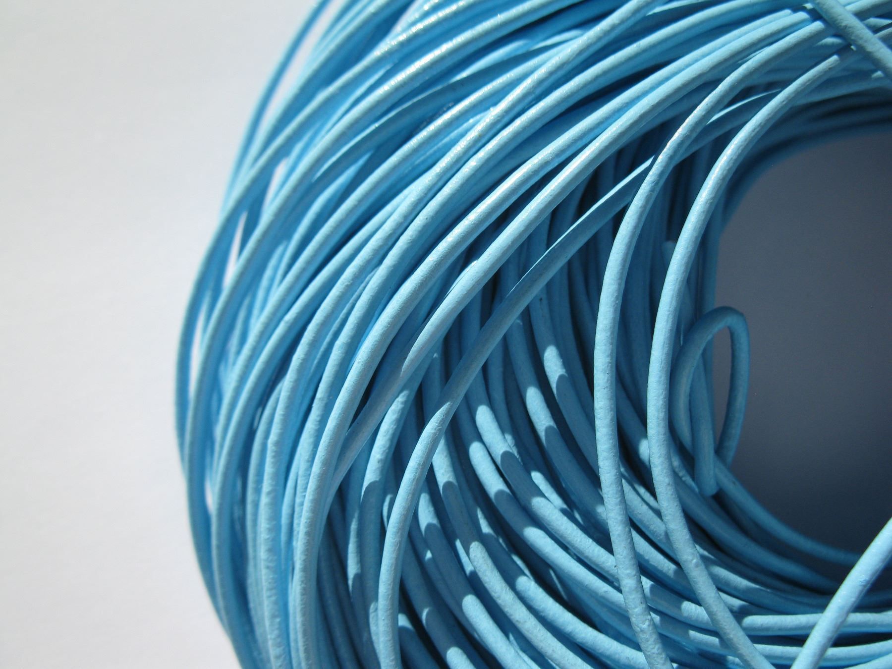 Nastri decorativi: 1 Meter Echtlederband, Lederschnur, Lederband, 2mm, hellblau – Nuovo e nell'imballaggio originale da St. Margarethen TG venduto da LuanaKa
