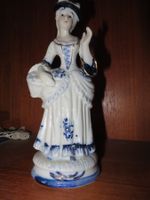 Porzellanfigur Frau mit schönem Kleid
