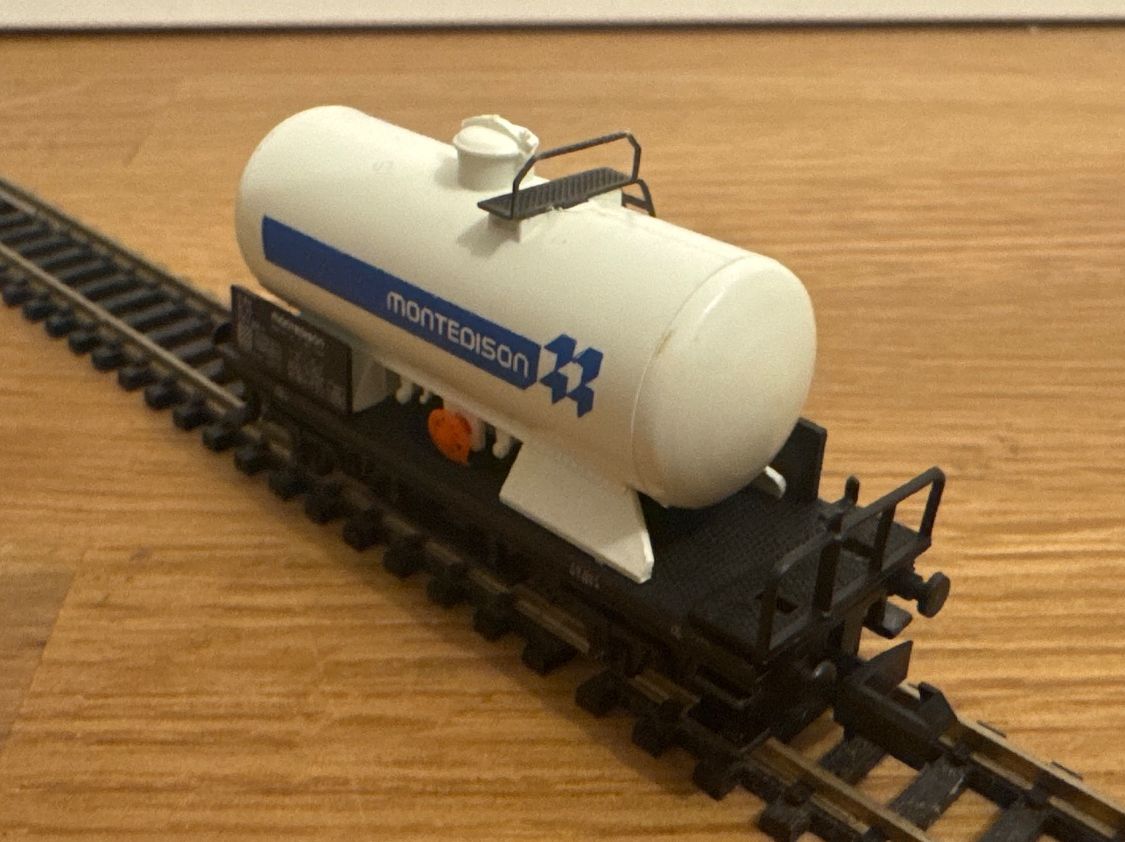 Arnold Modellini di ferrovie: Arnold 4361 Kesselwagen "Montedison" – Nuovo e nell'imballaggio originale da Schlierbach venduto da Look8 1