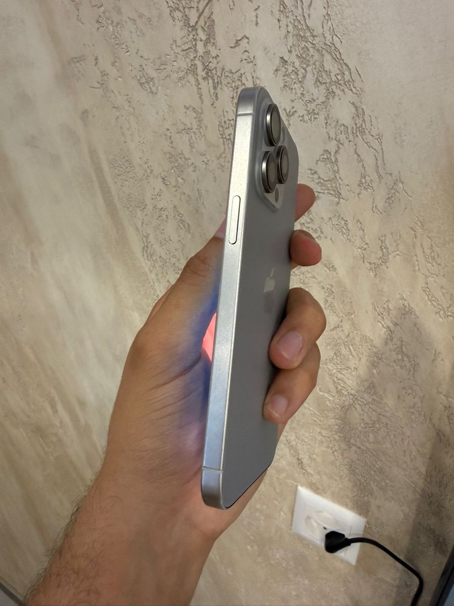 Apple Portables: Iphone 15 pro max 256 gb battery 100%  – Neuf (Voir description) à Chippis par mig_8ns6 5