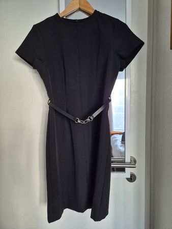 Robe neuve noire élégante avec ceinture, T.40
